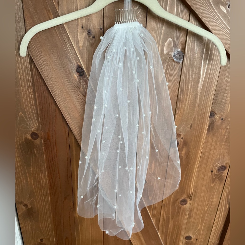 Short Single Layer Pearl Wedding Veil - brand new, never worn